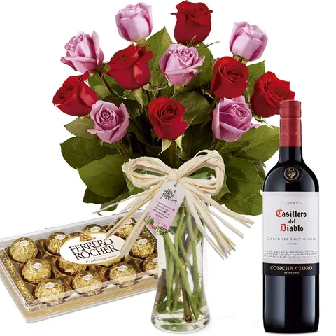 Buquê dos Namorados de rosas coloridas no vaso com Vinho e Chocolates