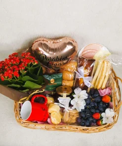 Alternative view of Cesta de Café da Manhã Grande em Vime com Balão Coração M, Frios e Flor Plantada