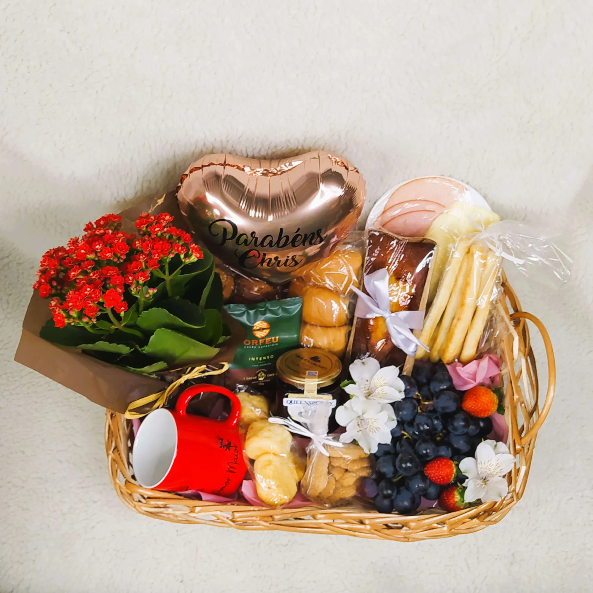 Cesta de Café da Manhã Grande em Vime com Balão Coração M, Frios e Flor Plantada - Imagem 2