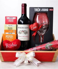 Cesta Romântica Vinho, Taça e Chocolates Brasil Cacau